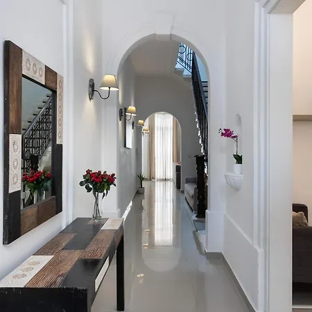 Four Bedroom Typical Maltese Townhouse - One Minute Away From The Seafront 度假居 *