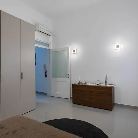Four Bedroom Typical Maltese Townhouse - One Minute Away From The Seafront 度假居 斯利马