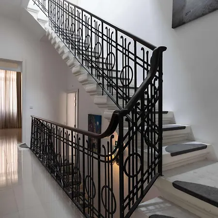 Four Bedroom Typical Maltese Townhouse - One Minute Away From The Seafront בית נופש סליאמה
