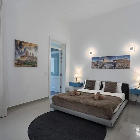 Four Bedroom Typical Maltese Townhouse - One Minute Away From The Seafront בית נופש