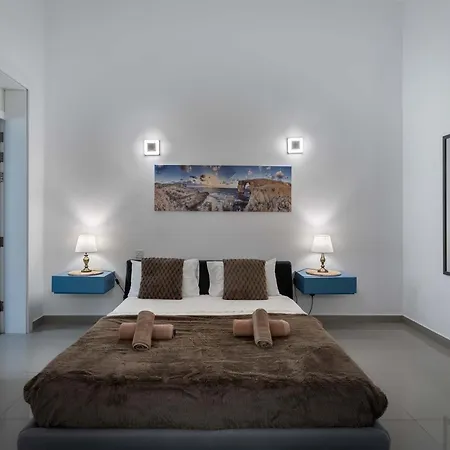 Four Bedroom Typical Maltese Townhouse - One Minute Away From The Seafront סליאמה