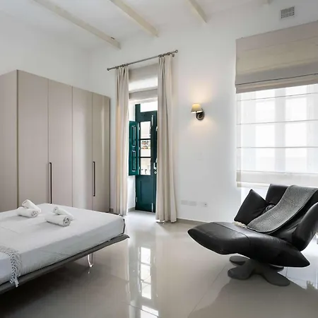 Four Bedroom Typical Maltese Townhouse - One Minute Away From The Seafront 度假居