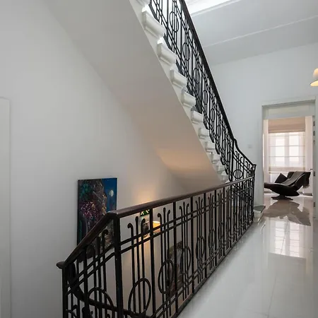 בית נופש Four Bedroom Typical Maltese Townhouse - One Minute Away From The Seafront *