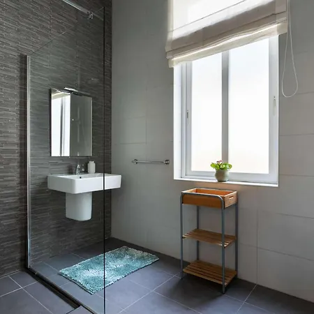 Four Bedroom Typical Maltese Townhouse - One Minute Away From The Seafront 斯利马