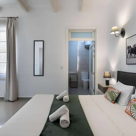 Four Bedroom Typical Maltese Townhouse - One Minute Away From The Seafront בית נופש *