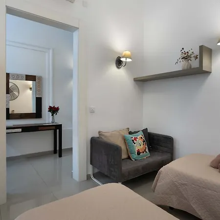Four Bedroom Typical Maltese Townhouse - One Minute Away From The Seafront * סליאמה