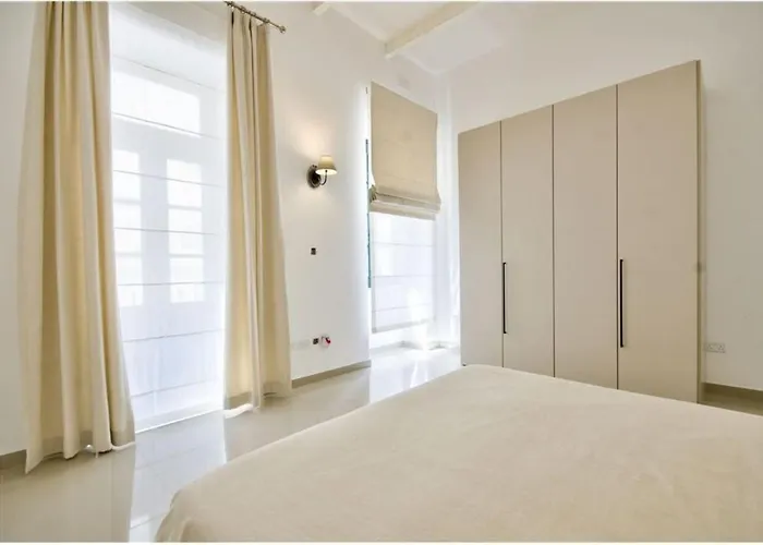 Four Bedroom Typical Maltese Townhouse - One Minute Away From The Seafront Casa vacanze Sliema