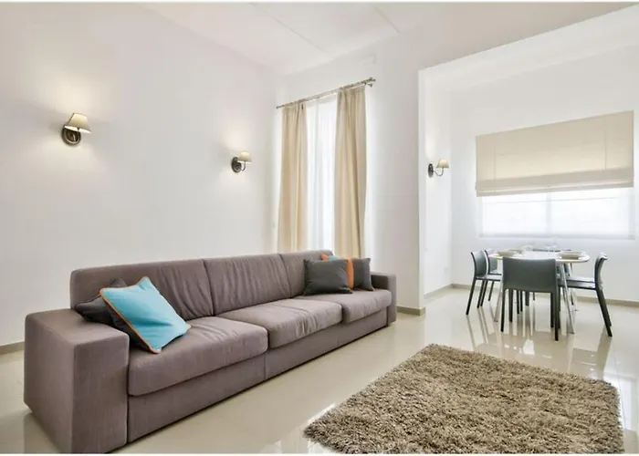 Casa vacanze Four Bedroom Typical Maltese Townhouse - One Minute Away From The Seafront *