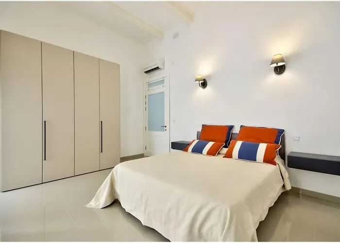 Casa vacanze Four Bedroom Typical Maltese Townhouse - One Minute Away From The Seafront *