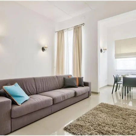 Hébergement de vacances Four Bedroom Typical Maltese Townhouse - One Minute Away From The Seafront *