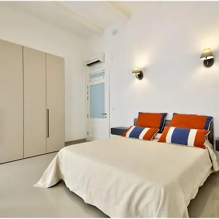 Hébergement de vacances Four Bedroom Typical Maltese Townhouse - One Minute Away From The Seafront *