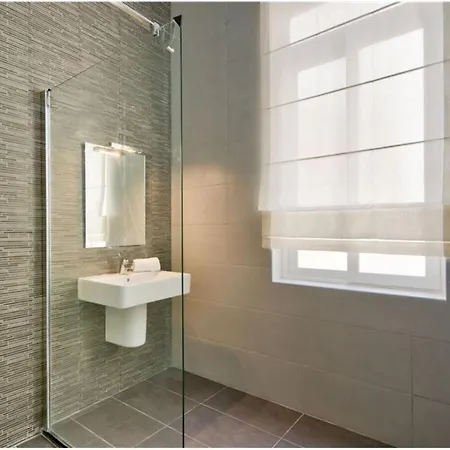 Four Bedroom Typical Maltese Townhouse - One Minute Away From The Seafront 斯利马
