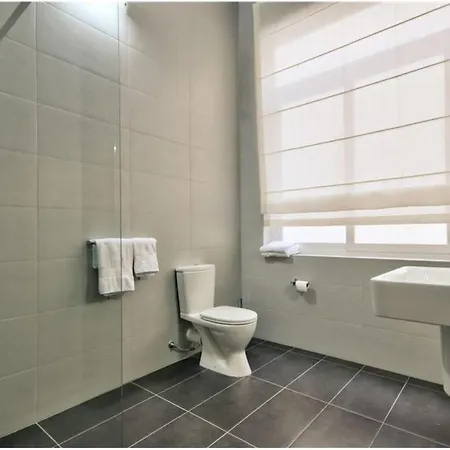 Four Bedroom Typical Maltese Townhouse - One Minute Away From The Seafront 斯利马