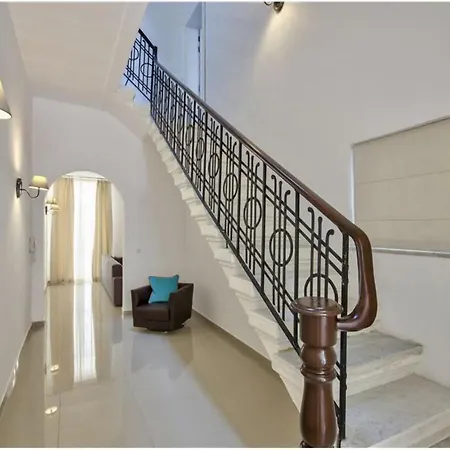 Hébergement de vacances Four Bedroom Typical Maltese Townhouse - One Minute Away From The Seafront *
