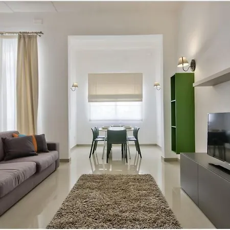 Four Bedroom Typical Maltese Townhouse - One Minute Away From The Seafront 度假居 *