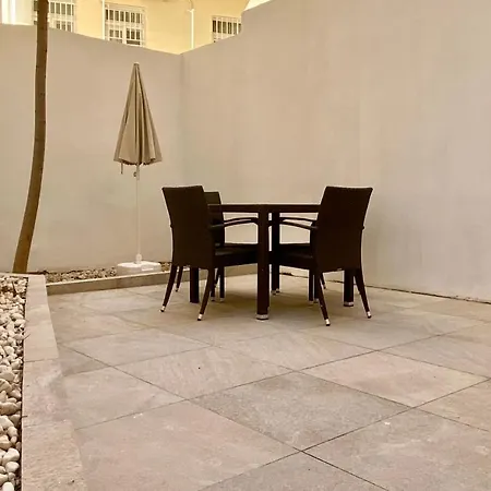 Four Bedroom Typical Maltese Townhouse - One Minute Away From The Seafront * 斯利马