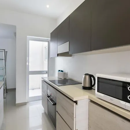 펜션 Four Bedroom Typical Maltese Townhouse - One Minute Away From The Seafront *