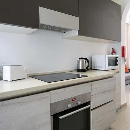 Four Bedroom Typical Maltese Townhouse - One Minute Away From The Seafront 펜션 슬리에마