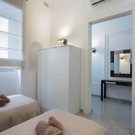 Four Bedroom Typical Maltese Townhouse - One Minute Away From The Seafront 펜션