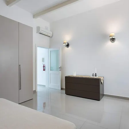 Four Bedroom Typical Maltese Townhouse - One Minute Away From The Seafront Holiday home *