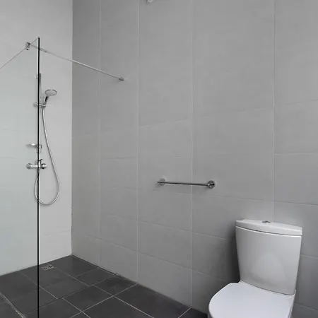 Four Bedroom Typical Maltese Townhouse - One Minute Away From The Seafront 슬리에마