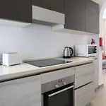 Four Bedroom Typical Maltese Townhouse - One Minute Away From The Seafront בית נופש סליאמה