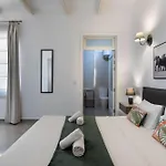 Four Bedroom Typical Maltese Townhouse - One Minute Away From The Seafront בית נופש *