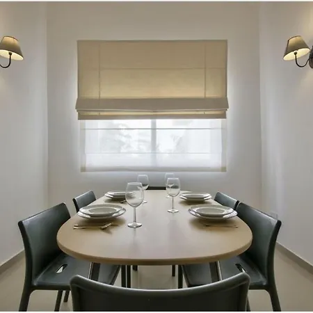 Four Bedroom Typical Maltese Townhouse - One Minute Away From The Seafront Prázdninový dům *