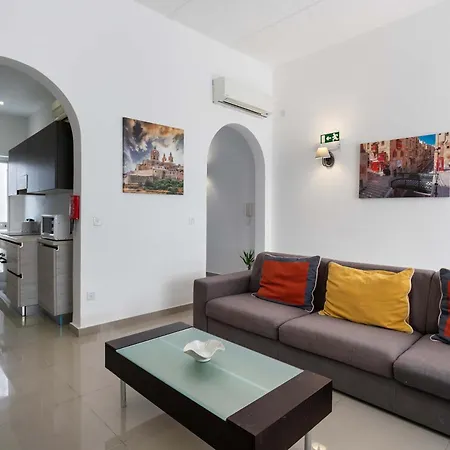 Four Bedroom Typical Maltese Townhouse - One Minute Away From The Seafront * סליאמה