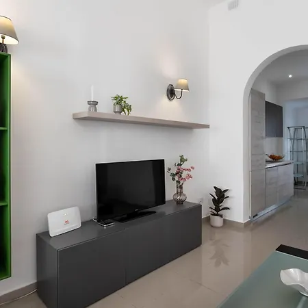 בית נופש Four Bedroom Typical Maltese Townhouse - One Minute Away From The Seafront סליאמה