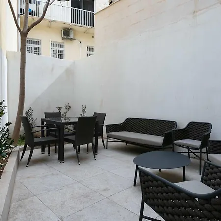 Four Bedroom Typical Maltese Townhouse - One Minute Away From The Seafront * סליאמה