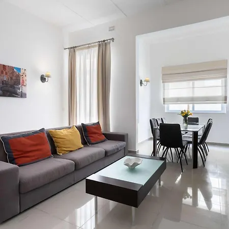 Four Bedroom Typical Maltese Townhouse - One Minute Away From The Seafront בית נופש