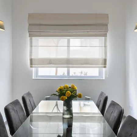 Four Bedroom Typical Maltese Townhouse - One Minute Away From The Seafront בית נופש סליאמה