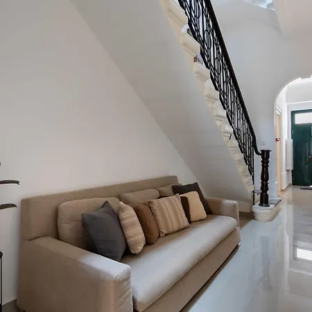 Four Bedroom Typical Maltese Townhouse - One Minute Away From The Seafront סליאמה