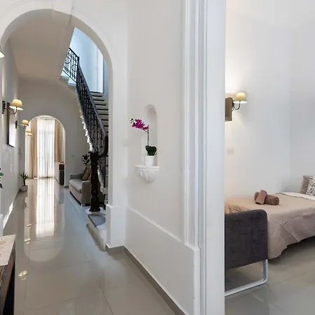 בית נופש Four Bedroom Typical Maltese Townhouse - One Minute Away From The Seafront סליאמה