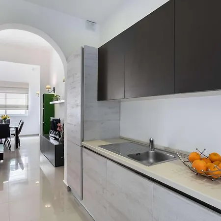 Four Bedroom Typical Maltese Townhouse - One Minute Away From The Seafront בית נופש